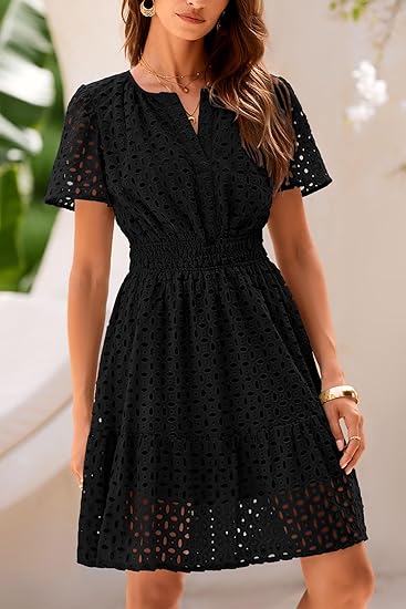 Robe courte d’été 2025 pour femme, col en V, manches courtes, coupe A, dentelle ajourée, volants, style mignon et décontracté, idéale pour plage ou soirée